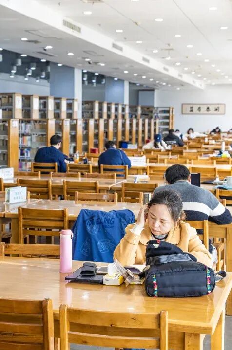 黄石市图书馆01↓↓↓来一场"亲密接触"值得你与书本黄石有不少颜值高