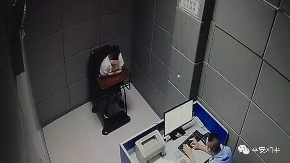 津一男子边走边拉车门盗窃 同一路段拉开三辆车
