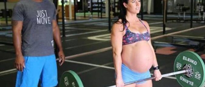 预产期还有5天，她还在健身房硬拉!