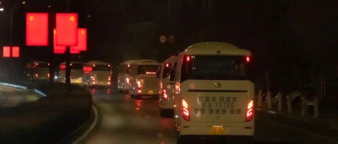 警车开道！凌晨，高校用60辆大巴送学生，“快哭出来了”