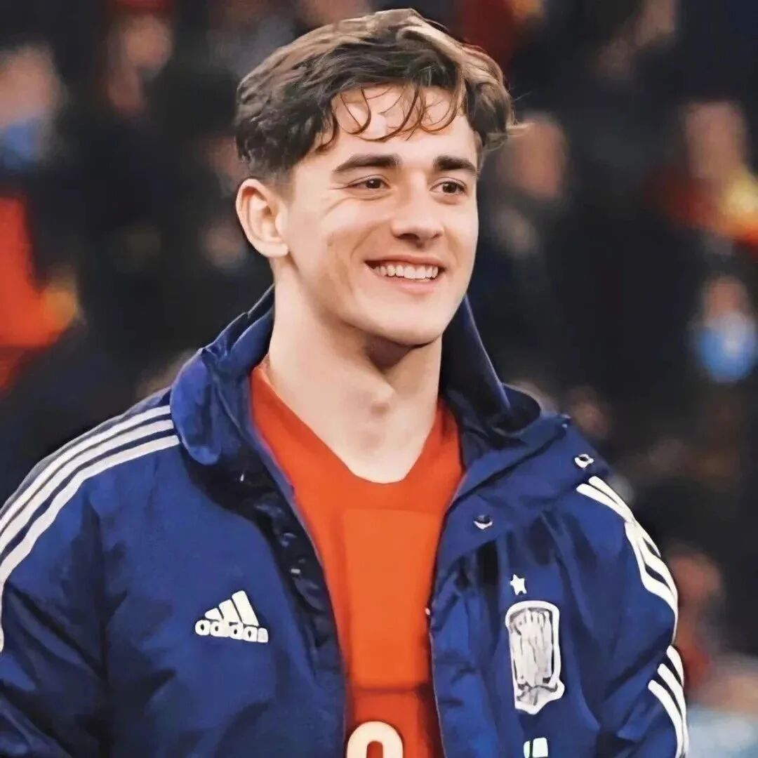 西班牙足球运动员,场上司职中前卫97年西甲资料,现效力于西班牙足球