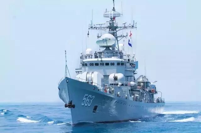 作为我国自行设计和建造的第一代导弹护卫舰,"肇庆舰"1994年在上海