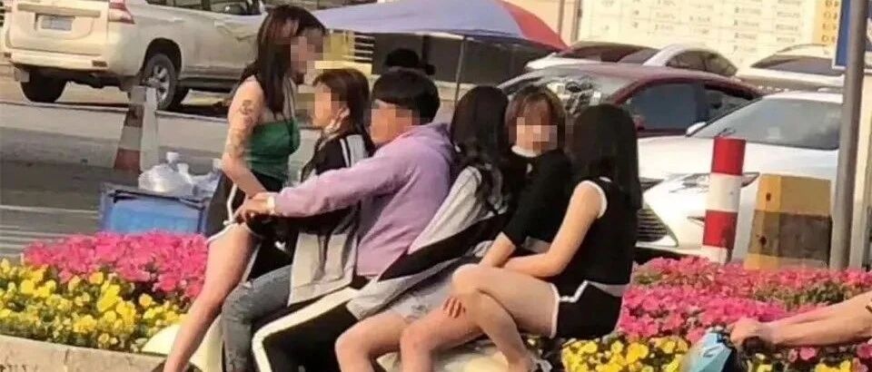 兴风作浪的精神小伙来了,比大妈大爷更狂野!