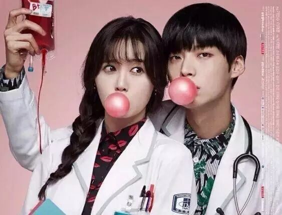 两人因为拍摄《blood》而结缘,这是一部讲述吸血鬼医生的韩剧,剧情