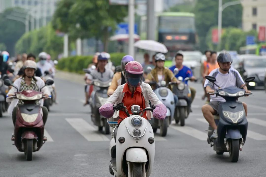 骑车带人带头盔图片图片