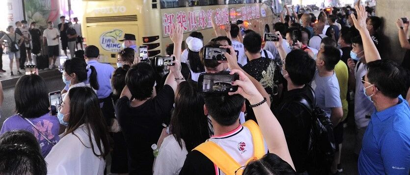 今天下午，桃仙机场这一幕，让所有人流泪……