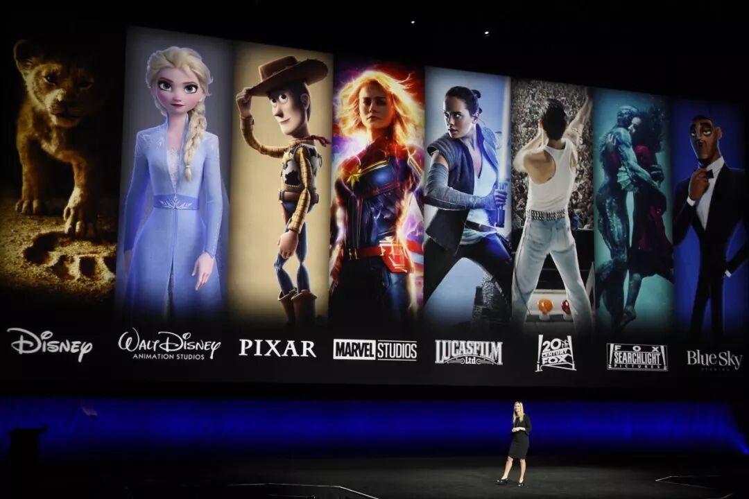 本月早些时候2019年电影大会，迪士尼高管Cathleen&nbsp;Taff介绍迪士尼和福克斯电影中的著名人物。&nbsp;图片来源：CHRIS&nbsp;PIZZELLO/INVISION/ASSOCIATED&nbsp;PRESS