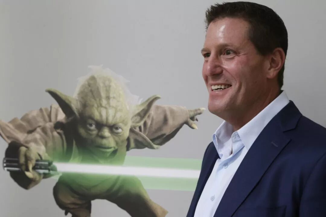 长期担任迪士尼高管的Kevin&nbsp;Mayer将负责督导这些直接面向用户的举措。图片来源：DAMIAN&nbsp;DOVARGANES/ASSOCIATED&nbsp;PRESS