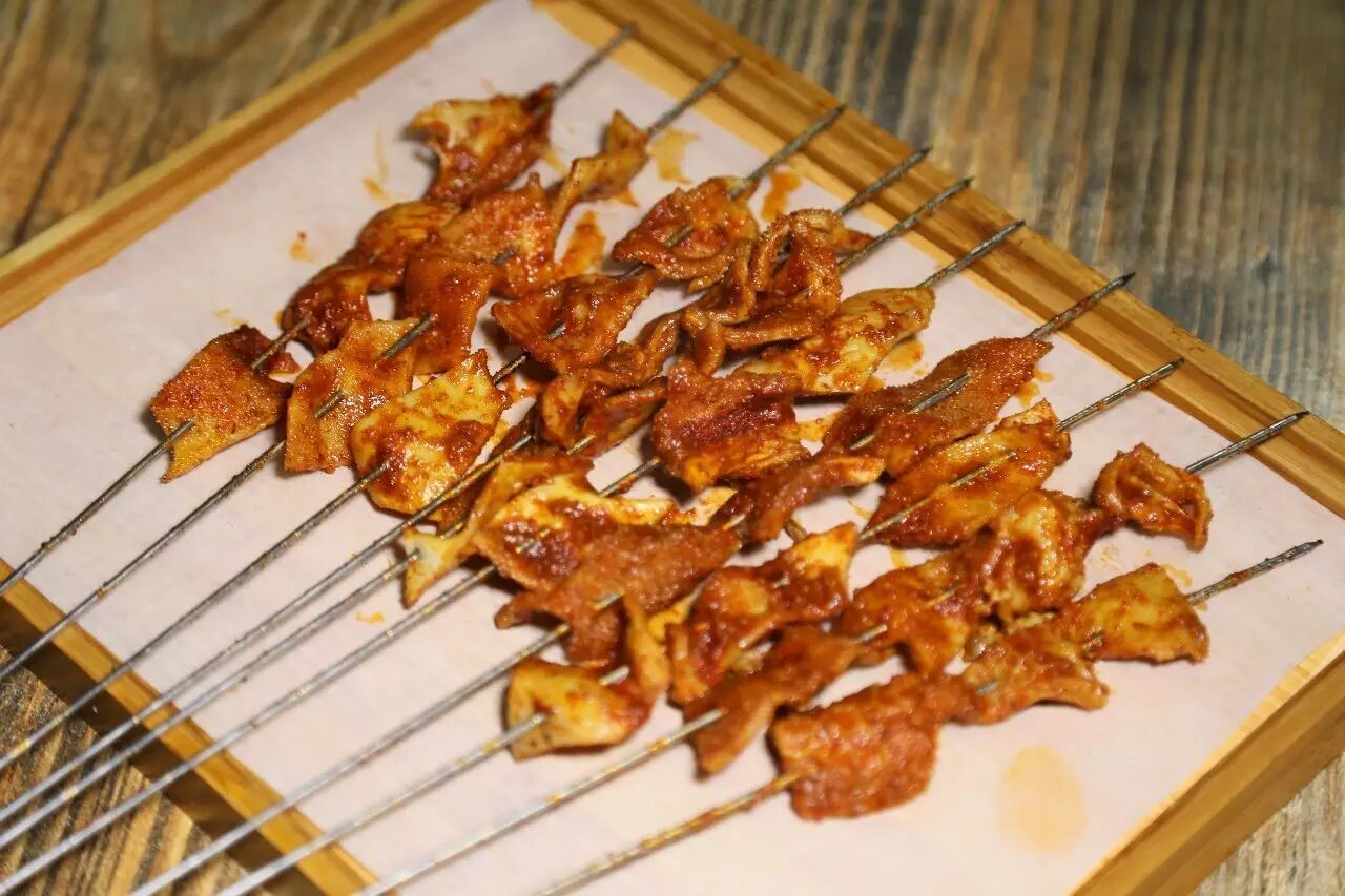 酸辣羊肚 没有牛肚那么粗狂,要薄一些 以辣椒,香醋提味给羊肚提味