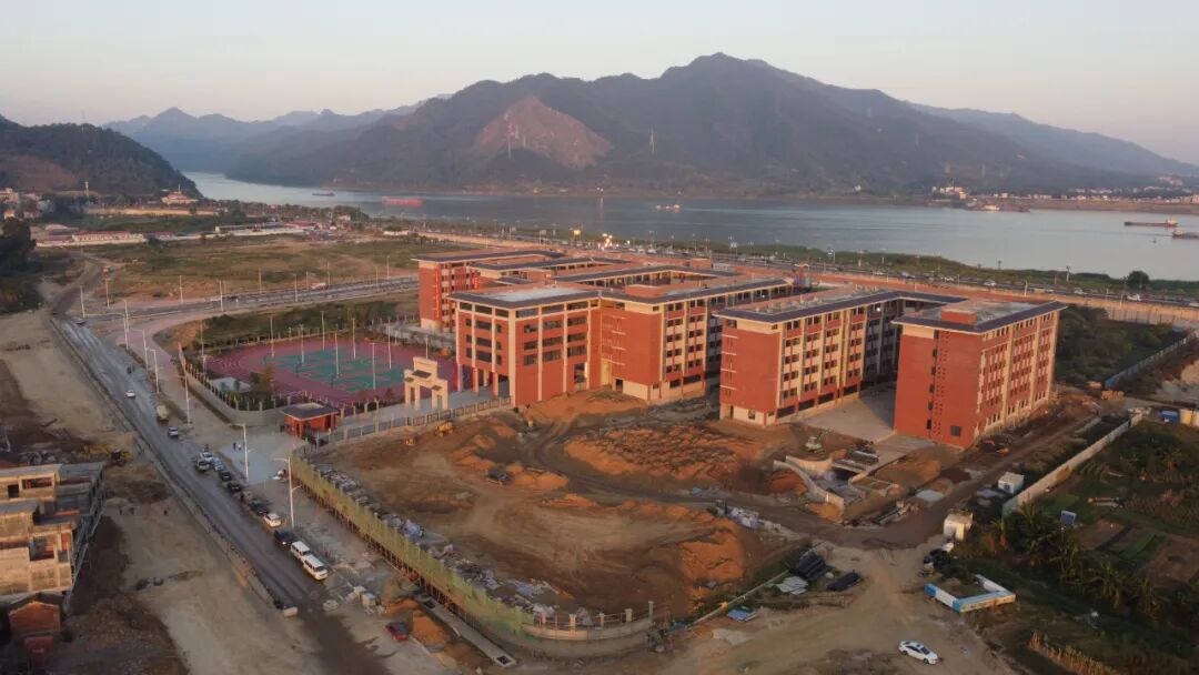 肇庆一中江滨校区初中部投入使用--肇房网