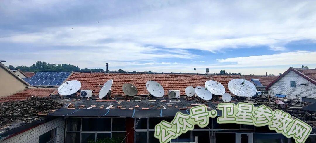 满屋顶的卫星天线
