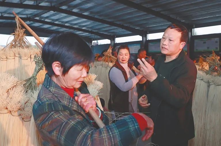 在抚州市临川区荣山镇,人们挑着长长的灯芯草茎髓向交易市场汇集