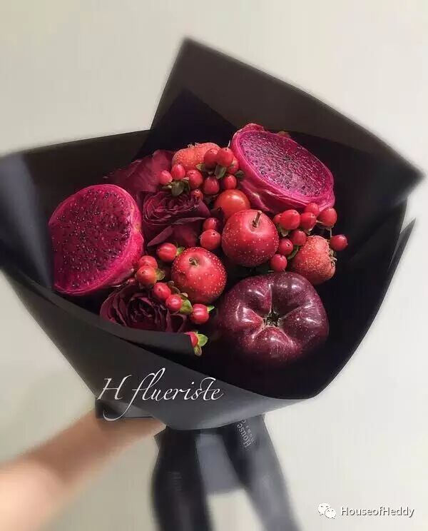 代表相思的红豆,遇上热情的红玫瑰;再加上火龙果的红红火火;4相思风雨