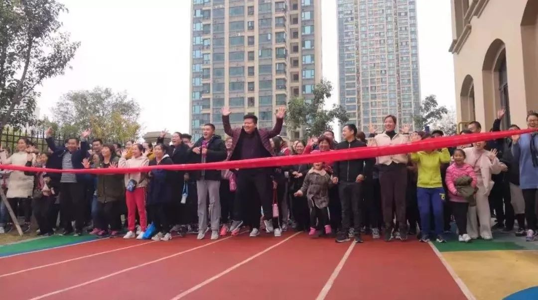 新乡诺贝儿幼儿园“亲子运动会”圆满落幕! 新乡诺贝儿幼儿园“亲子运动会”圆满落幕!