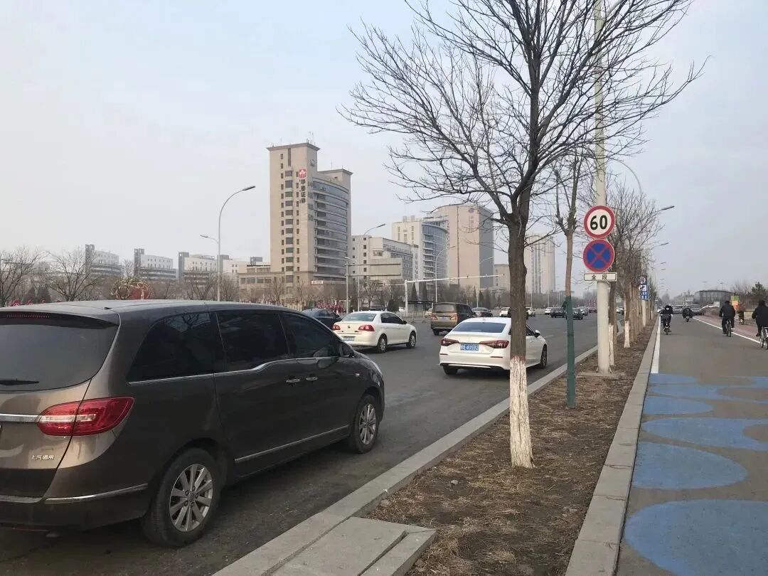 镜头七:占用非机动车与行人抢行市民:黄河大街与白云路交叉口机动车