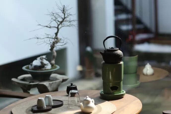 煮水度日一壶茶，闲来无事只观花