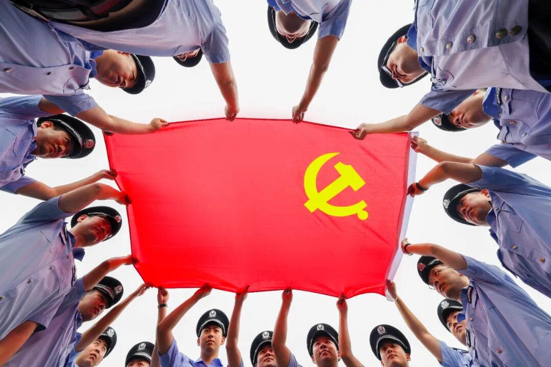 我与党旗合影 晒出浓浓党情