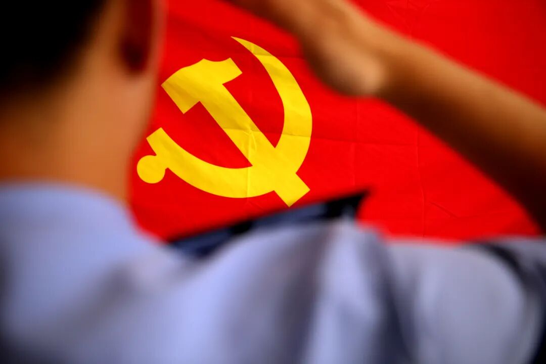 在鲜红的党旗下,爱党情怀自心底冉冉升起,坚守初心使命,不忘责任