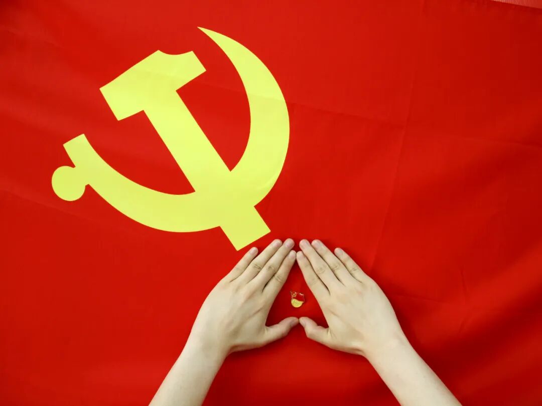 以实际行动忠诚践行党旗下人民警察的初心和使命,为实现中华民族伟大