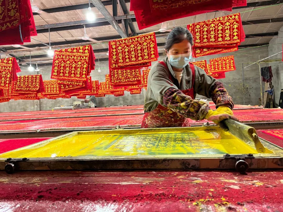印刷包裝對聯(lián)|【新春走基層】魯西新區(qū)張和莊社區(qū)：春聯(lián)制作忙，紅火迎新年