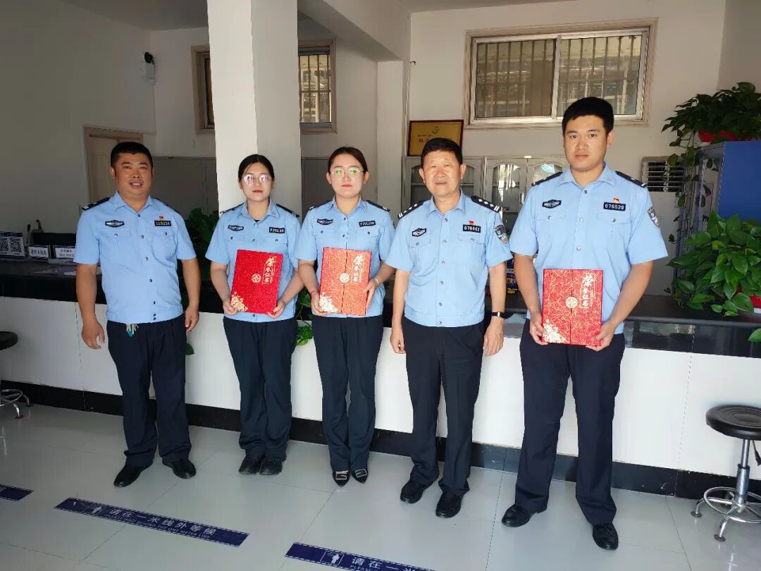 近日,平邑县公安局党委委员,副局长管庆伟到资邱派出所,党委委员,副