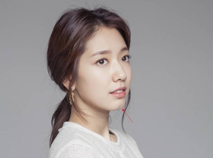 因为她其实是有点点小龅牙的微凸面型,所以多数时间,嘴巴微张露出两