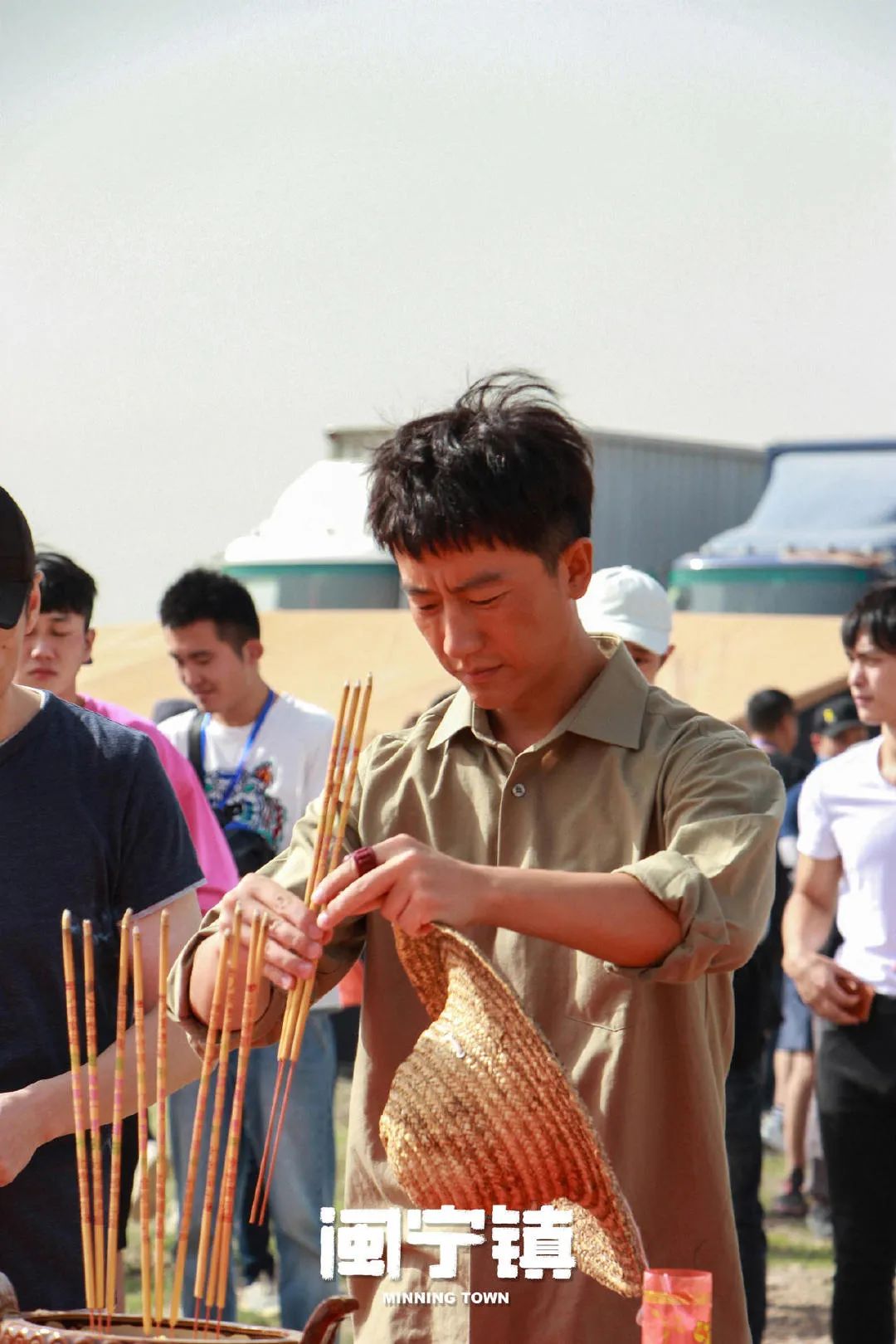 正午新劇《閩寧鎮》官宣，黃軒造型接地氣？閆妮張嘉譯再次合作，佟湘玉、莫小貝同框亮相引回憶？ 娛樂 第9張