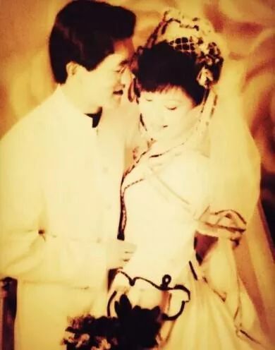 50歲李詠突然離世！熱度超過趙麗穎唐嫣！結婚照曝光！17個月抗癌，哈文微博每天只發一個字！讓人落淚！16歲女兒成李詠生命的延續… 娛樂 第14張