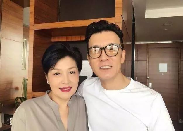 50歲李詠突然離世！熱度超過趙麗穎唐嫣！結婚照曝光！17個月抗癌，哈文微博每天只發一個字！讓人落淚！16歲女兒成李詠生命的延續… 娛樂 第13張