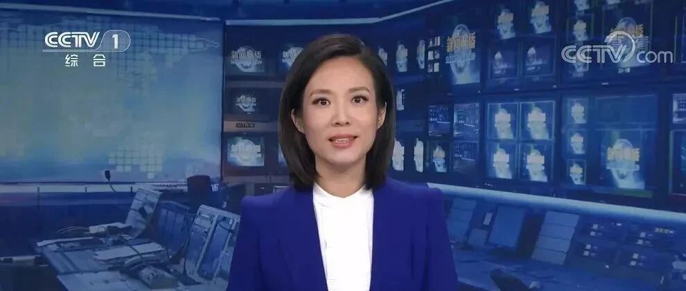 《新闻联播》再迎新晋女主播！沉稳大气获赞，是“熟面孔”也是“段子手”？生活低调至今单身？