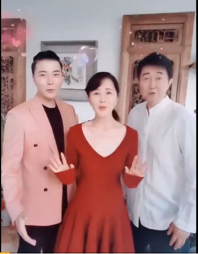 付笛生任靜受邀80萬獻唱婚禮？50歲任靜身著紅裝秀完美身材！曾出席學校迎新晚會？30年模範夫妻依舊拼 娛樂 第11張