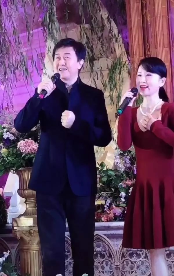 付笛生任靜受邀80萬獻唱婚禮？50歲任靜身著紅裝秀完美身材！曾出席學校迎新晚會？30年模範夫妻依舊拼 娛樂 第3張