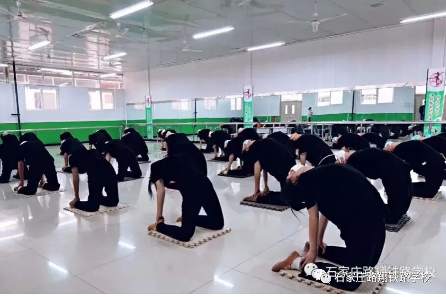 石家庄路翔铁路学校形体训练