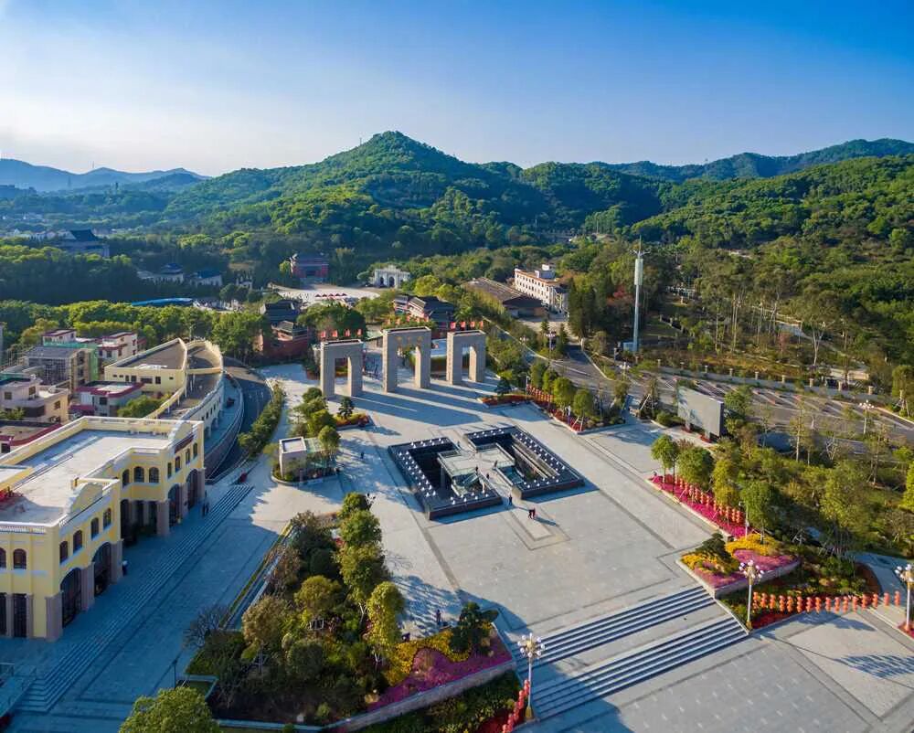 　　中山影视城位于广东省中山市翠亨村孙中山故居旁，为中国十大影视基地之一，基地围绕孙中山先生生平而建，荟萃了中西方建筑艺术，是集旅游观光、爱国主义教育和影视拍摄等功能于一体的大型综合性旅游区。