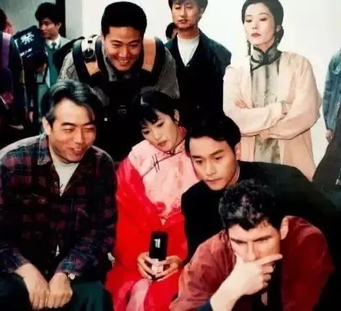 简历中个人业绩介绍_何赛飞个人简历_简历表格下载word格式 个人简历表