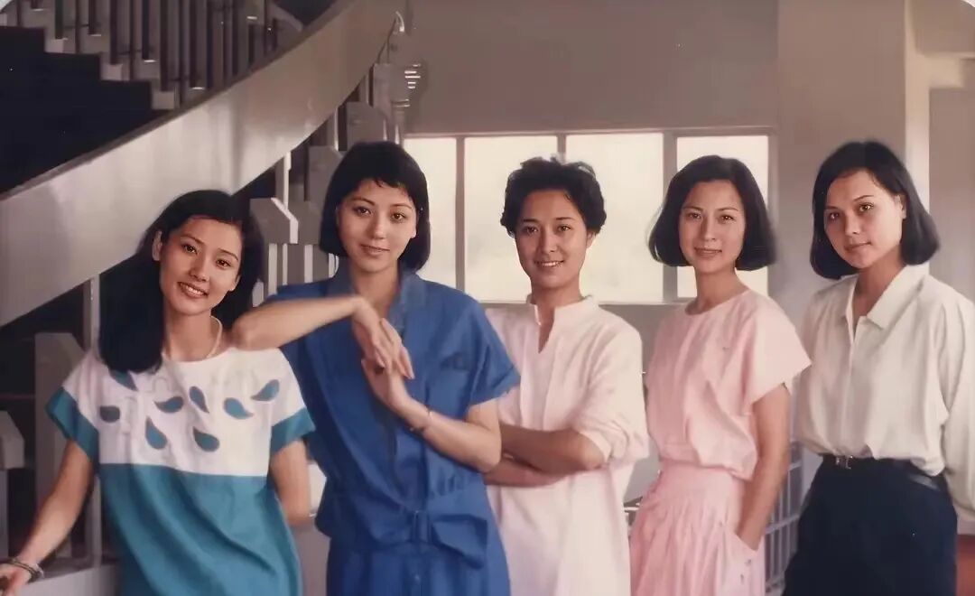 何赛飞个人简历_简历表格下载word格式 个人简历表_简历中个人业绩介绍