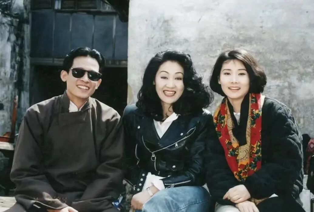 何赛飞个人简历_简历表格下载word格式 个人简历表_简历中个人业绩介绍