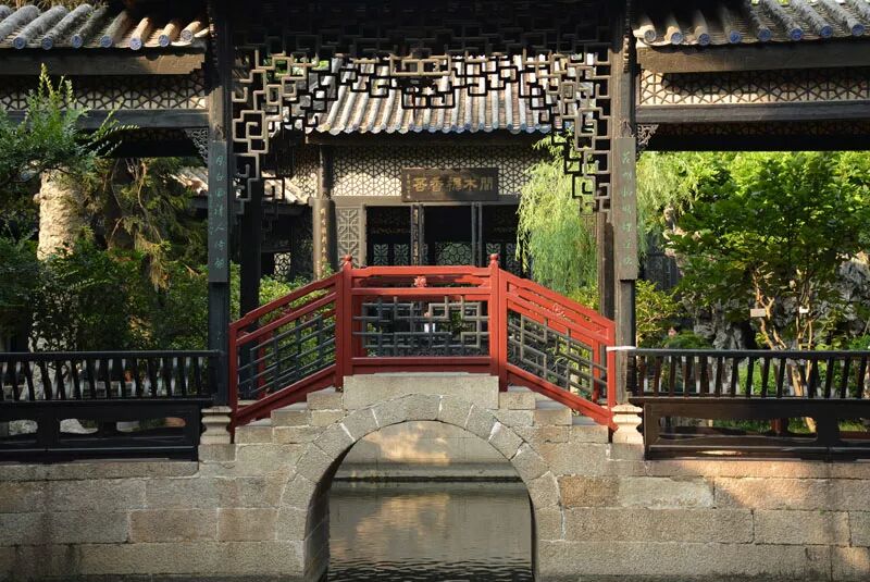 浣红跨绿廊桥 一桥即包含所有元素,廊,桥,亭,栏,4者糅杂为一桥.
