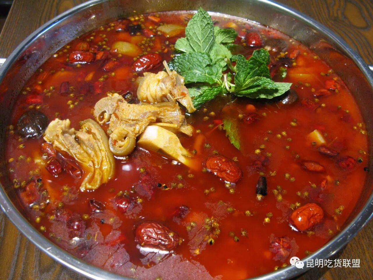 就为去吃昆明这家一张a4纸做菜单,羊肉都从昭通运来的羊汤锅