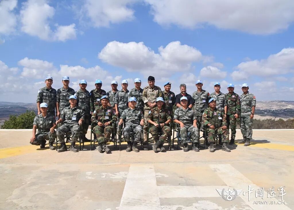 当地时间8月27日,中国和柬埔寨赴黎巴嫩维和部队在黎以边境某雷场附近