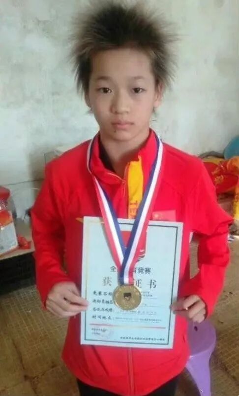 14岁中国最小冠军家境曝光，一句话说出拼命真相：我想赚钱给妈妈治病(图13)