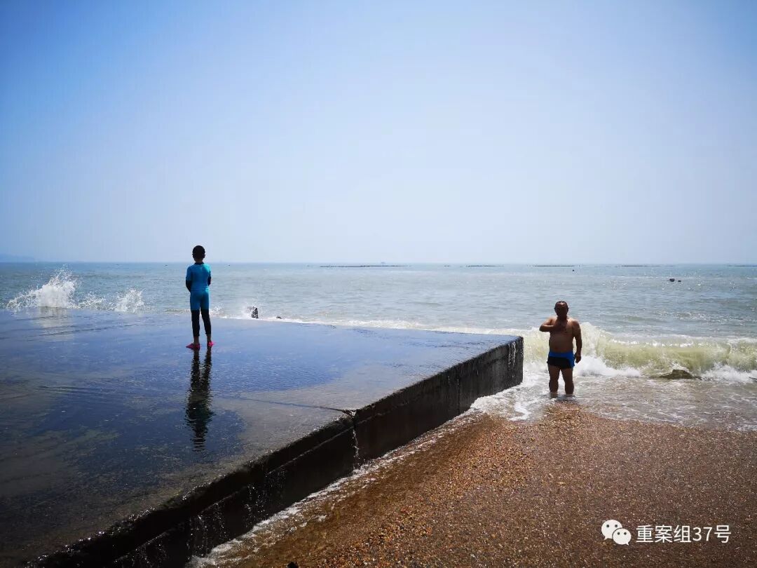 大连5A级度假区污染严重 游客海里游泳身上沾油污