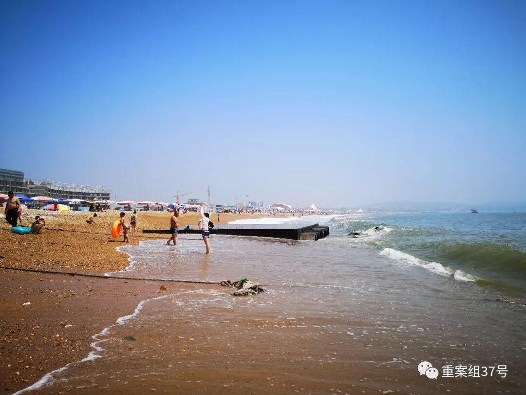 大连5A级度假区污染严重 游客海里游泳身上沾油污