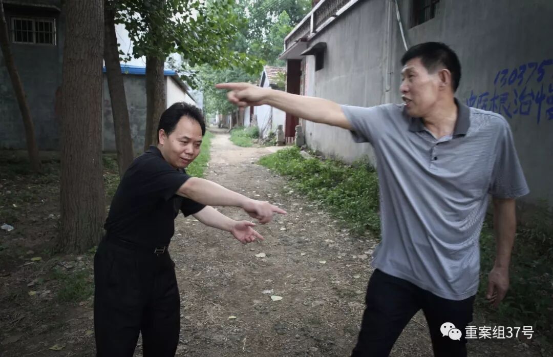 带着律师徐昕到老家村里当年的案发地,了解当年打架事件的具体地点