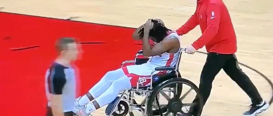 跟腱撕裂！坐轮椅出场，他的生涯基本结束了