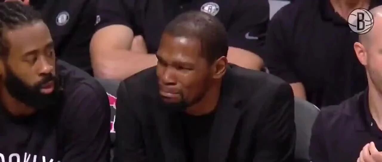 心疼！杜兰特受重创！亿万富翁，做舔狗都不配