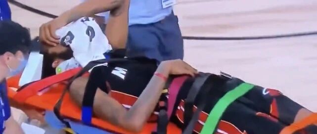 颈部重伤！直接担架抬去医院！这一撞太吓人了