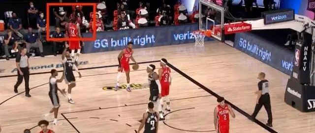 怒了！莺歌朝教练扔发带！Zion这个表情……