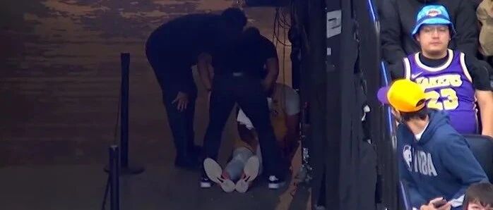 浓眉膝盖受伤！倒在更衣室通道！伤情检查结果来了，湖人真惨…