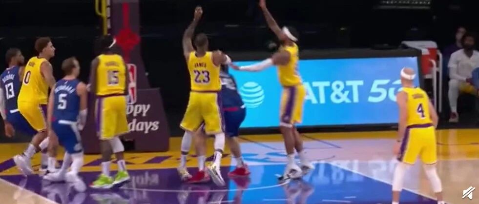 詹姆斯崴脚！乔治杀疯了！第一场湖人就输了